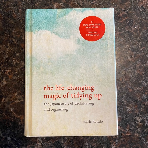 Marie Kondo Book: The life changing Magic of tidying up - Picture 2 of 6